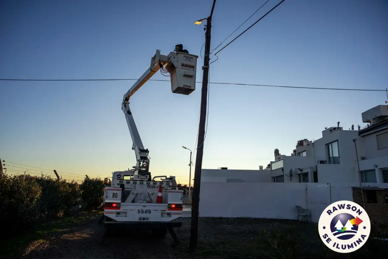 Operario de la Cooperativa de Rawson en un camión canasta realizando recambio de luminarias LED en la Av. Brown.