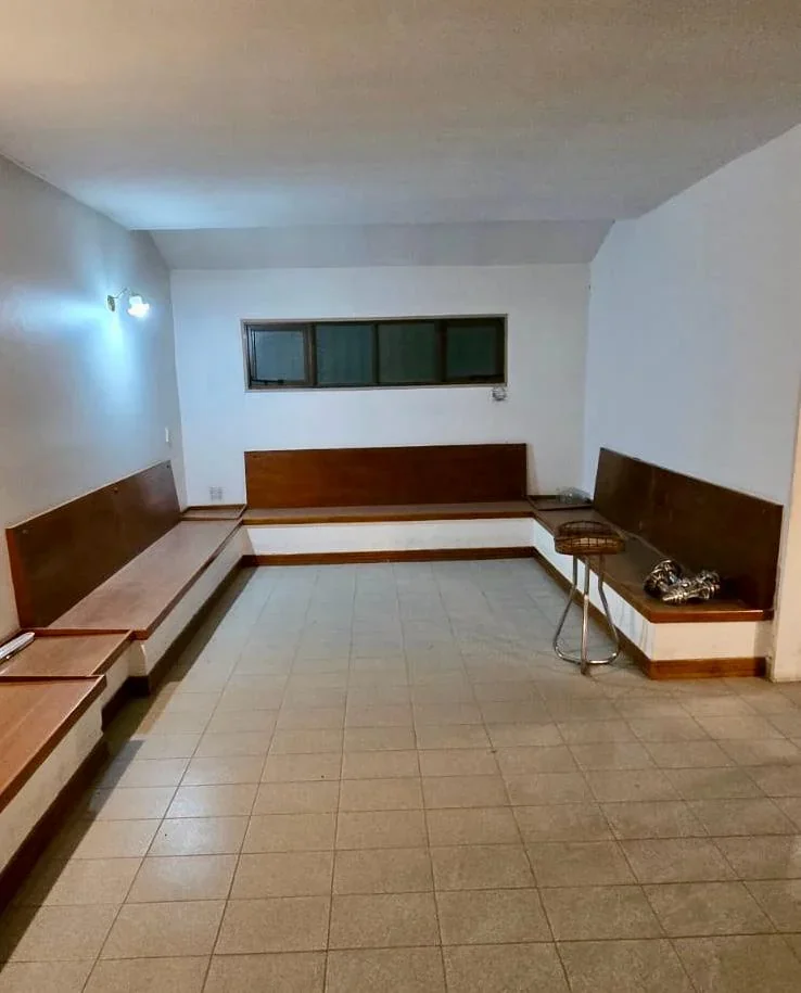 Interior de una de las salas del Servicio Solidario de Sepelio de la Cooperativa de Rawson antes de su renovación.