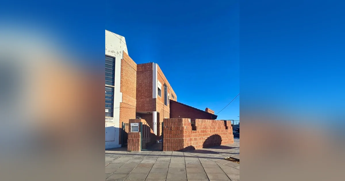 Rawson: Cooperativa inicia renovación de salas de sepelio Fachada de ladrillos rojos de las instalaciones del Servicio Solidario de Sepelio de la Cooperativa de Rawson.