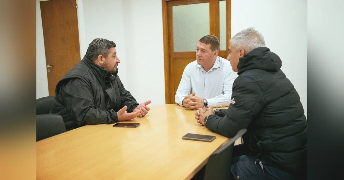 Rawson: Defensores del Parque avanza con mejoras en su predio deportivo El intendente Damián Biss se reúne con Fernando Velázquez y Andrés Maidana en una mesa de trabajo en Rawson.