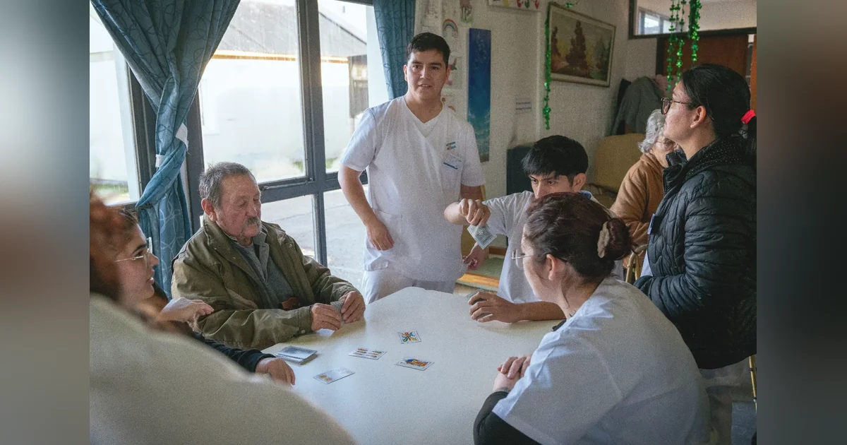 Rawson: Estudiantes de Enfermería realizan prácticas en Casas Tuteladas Estudiantes de Enfermería de la UDC interactúan con un adulto mayor en una Casa Tutelada de Rawson.