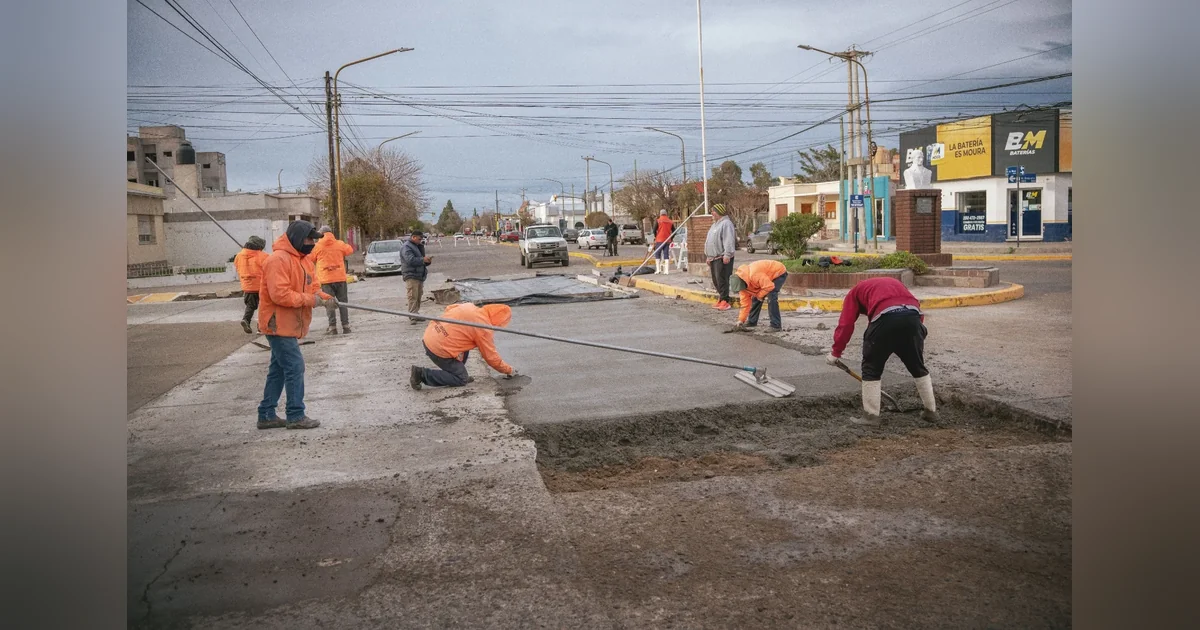 Rawson: Finalizaron los trabajos de reparación en avenida 25 de Mayo y calle Belgrano Trabajadores municipales reparando paños de hormigón en la intersección de Av. 25 de Mayo y calle Belgrano, Rawson.