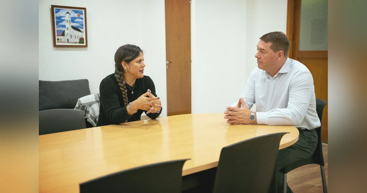 Rawson: Jornada de concientización vial en memoria de Ronald Guerra El intendente Damián Biss y Liliana Guerra conversan sentados frente a una mesa en una oficina municipal de Rawson.