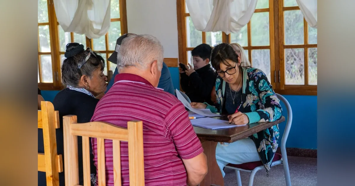 Rawson: Jornada territorial en 490 Viviendas para renovar programas sociales Personal municipal asesora a vecinos en el Centro Comunitario del barrio 490 Viviendas de Rawson.
