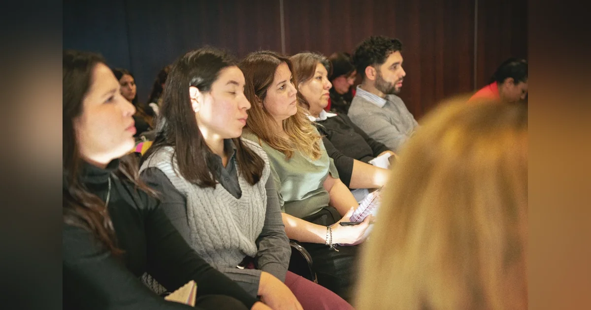 Rawson: Municipio participó en encuentro provincial de protección de derechos Referentes de los Servicios de Protección de Derechos de Chubut sentados durante el encuentro provincial en Rawson.