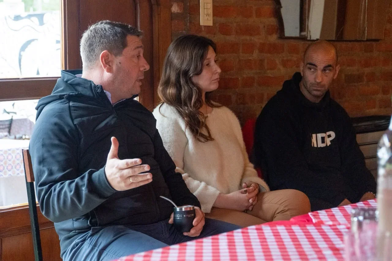 Reunión entre el intendente Damián Biss, funcionarios y gastronómicos de Rawson en un local con paredes de ladrillos.