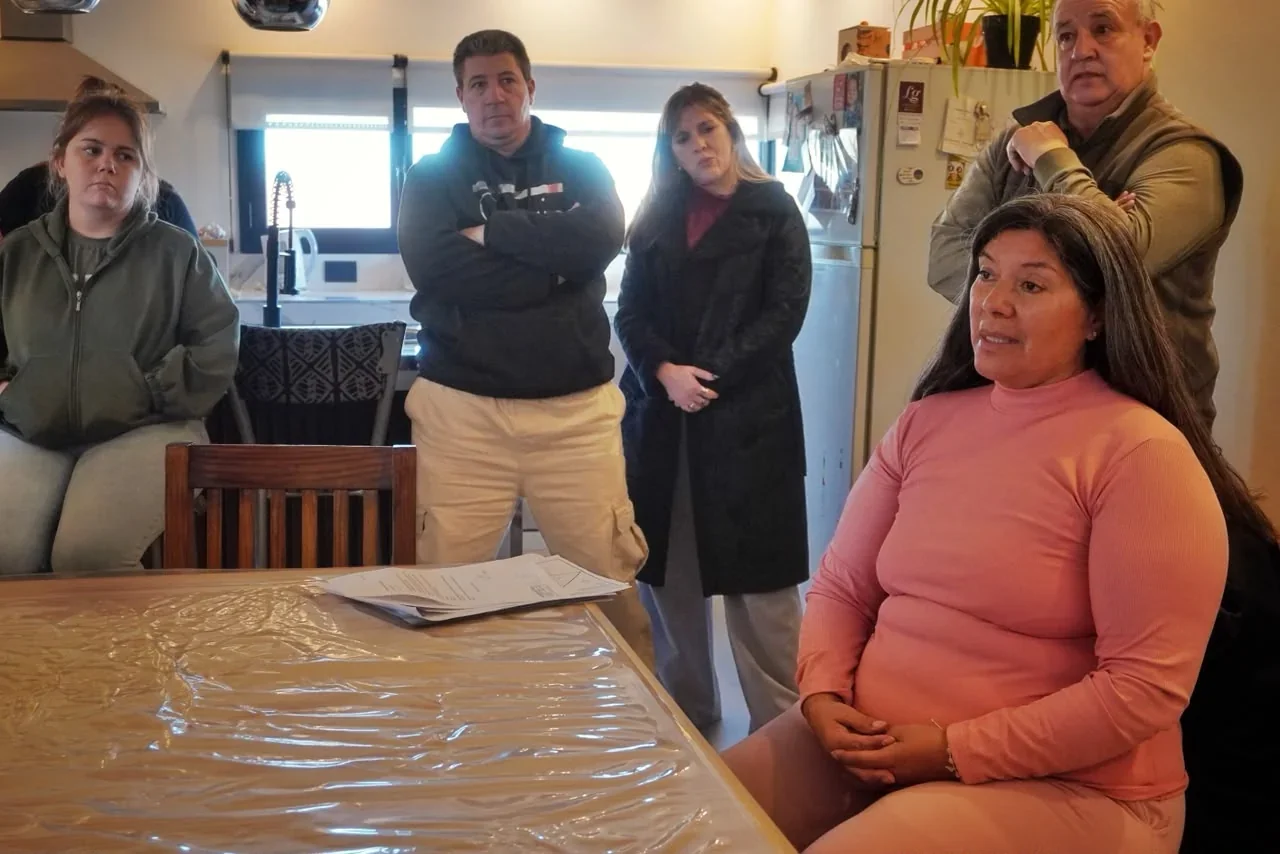 Reunión entre el intendente de Rawson, funcionarios municipales y vecinos de Chacra 49 en una vivienda.