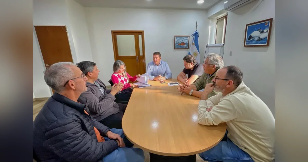 Rawson: municipio y vecinos del Área 23 avanzan en plan de pavimentación Reunión entre el intendente Damián Biss, funcionarios municipales y vecinos del Área 23 en una oficina de Rawson.