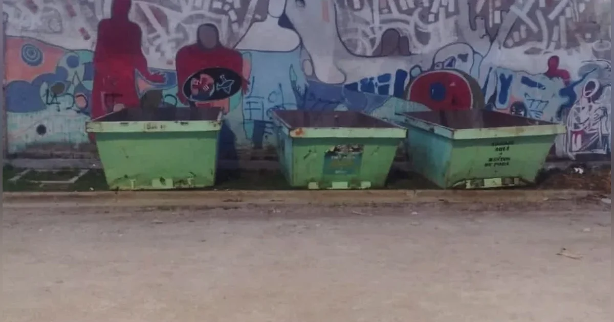 Rawson: Nuevos volquetes del programa Eco Capital en barrio Río Chubut Tres volquetes verdes del programa Eco Capital instalados frente a un muro con grafitis en el barrio Río Chubut, Rawson.