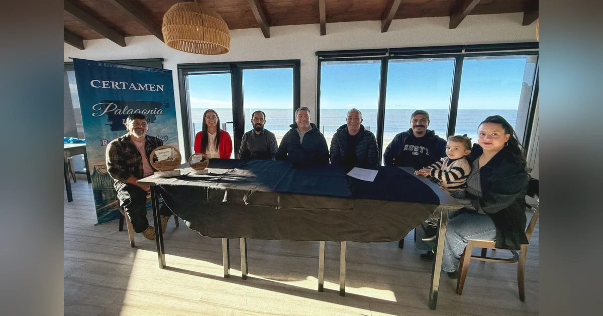 Rawson: Presentaron la segunda edición del certamen folclórico Patagonia Viva Autoridades y organizadores del certamen folclórico Patagonia Viva posan sentados tras una mesa en Rawson.