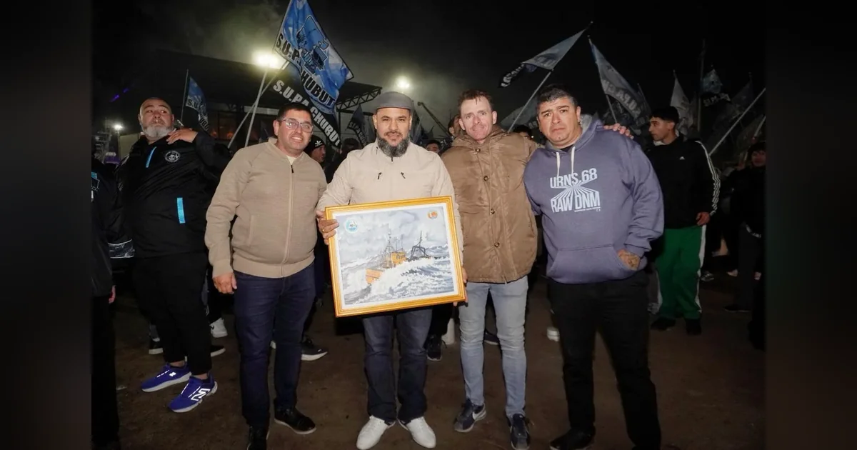 Rawson: SUPA inauguró un nuevo SUM en el Puerto de Rawson Funcionarios municipales y dirigentes del SUPA posan con un cuadro en la inauguración del SUM en el Puerto de Rawson.