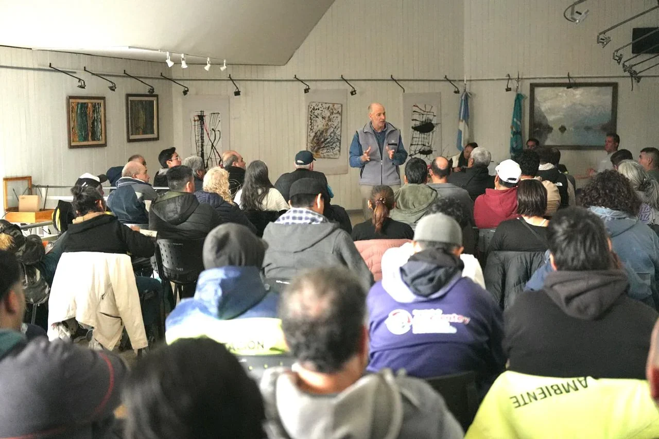 El ingeniero César Sanz dicta el Taller de Poda de Arbolado Frutal a vecinos y personal municipal en Rawson.