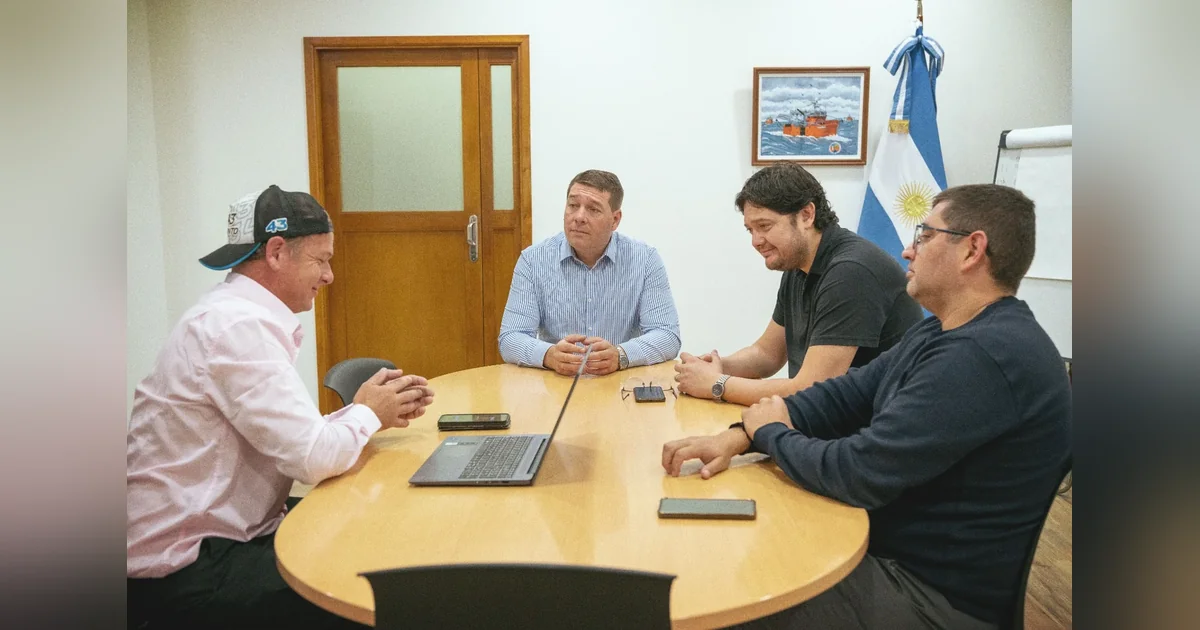Rawson: Taxista presentó proyecto digital para controlar transporte de pasajeros El intendente Damián Biss y funcionarios municipales reciben al taxista César Bres en una oficina con una laptop.