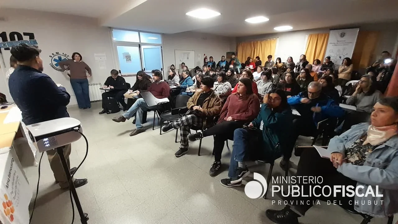 Personas sentadas en el aula del Hospital Regional durante la reunión de la Mesa intersectorial sobre el suicidio.