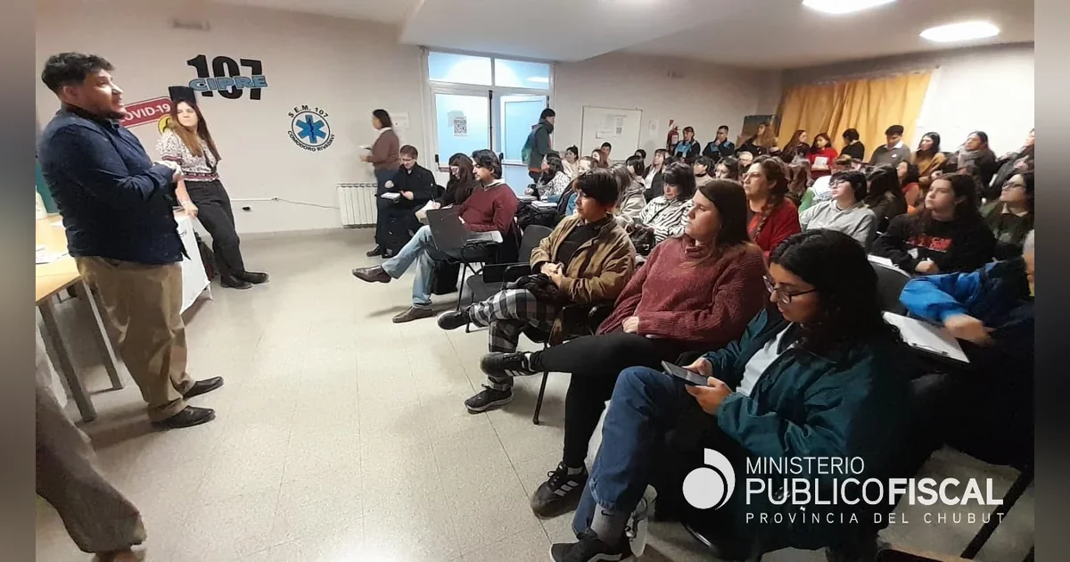 Reunión general de la Mesa intersectorial para el abordaje de la temát Expositores frente a un grupo de asistentes en el aula del Hospital Regional durante la reunión de la Mesa Intersectorial.