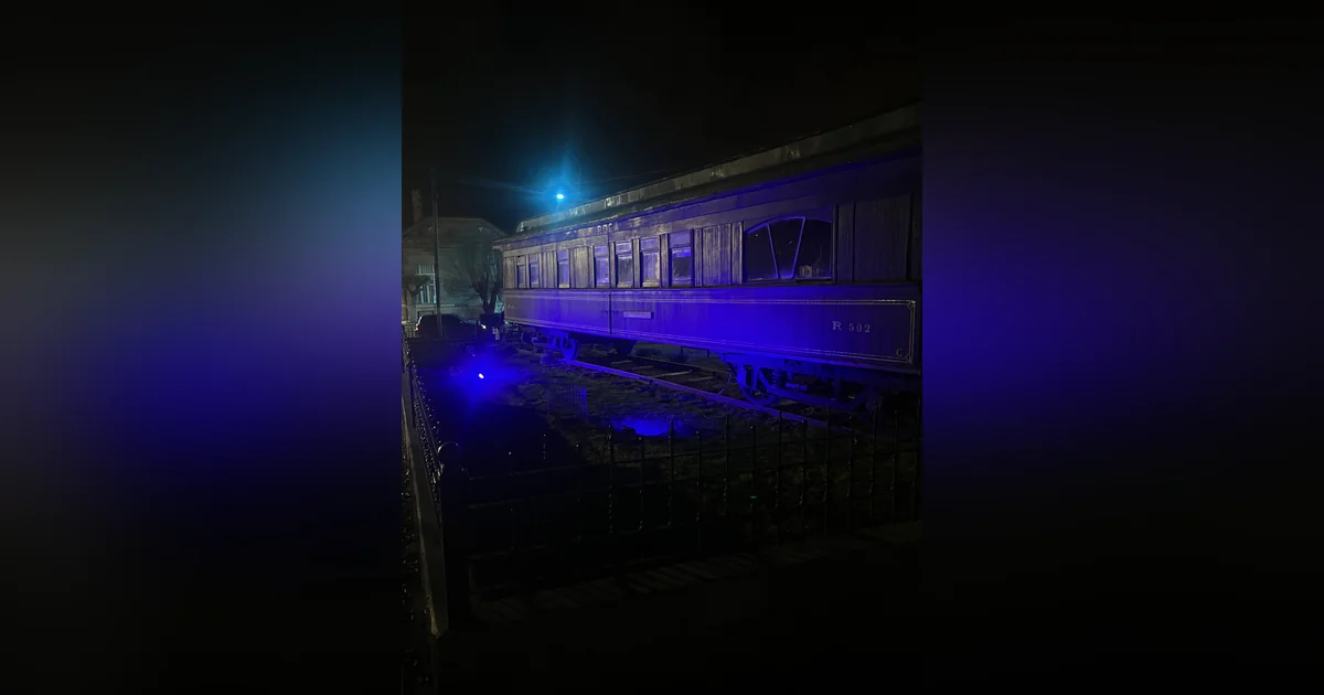 Santa Cruz: Monumentos se iluminaron de azul por el Día de los Océanos Vagón de tren antiguo iluminado con luces azules nocturnas en Santa Cruz por el Día Mundial de los Océanos.