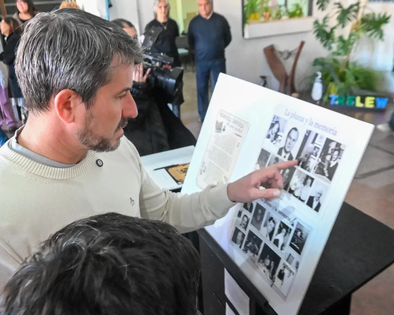 El intendente Gerardo Merino observa la muestra 'Memoria impresa de una ciudad' en el Centro Cultural Munic
