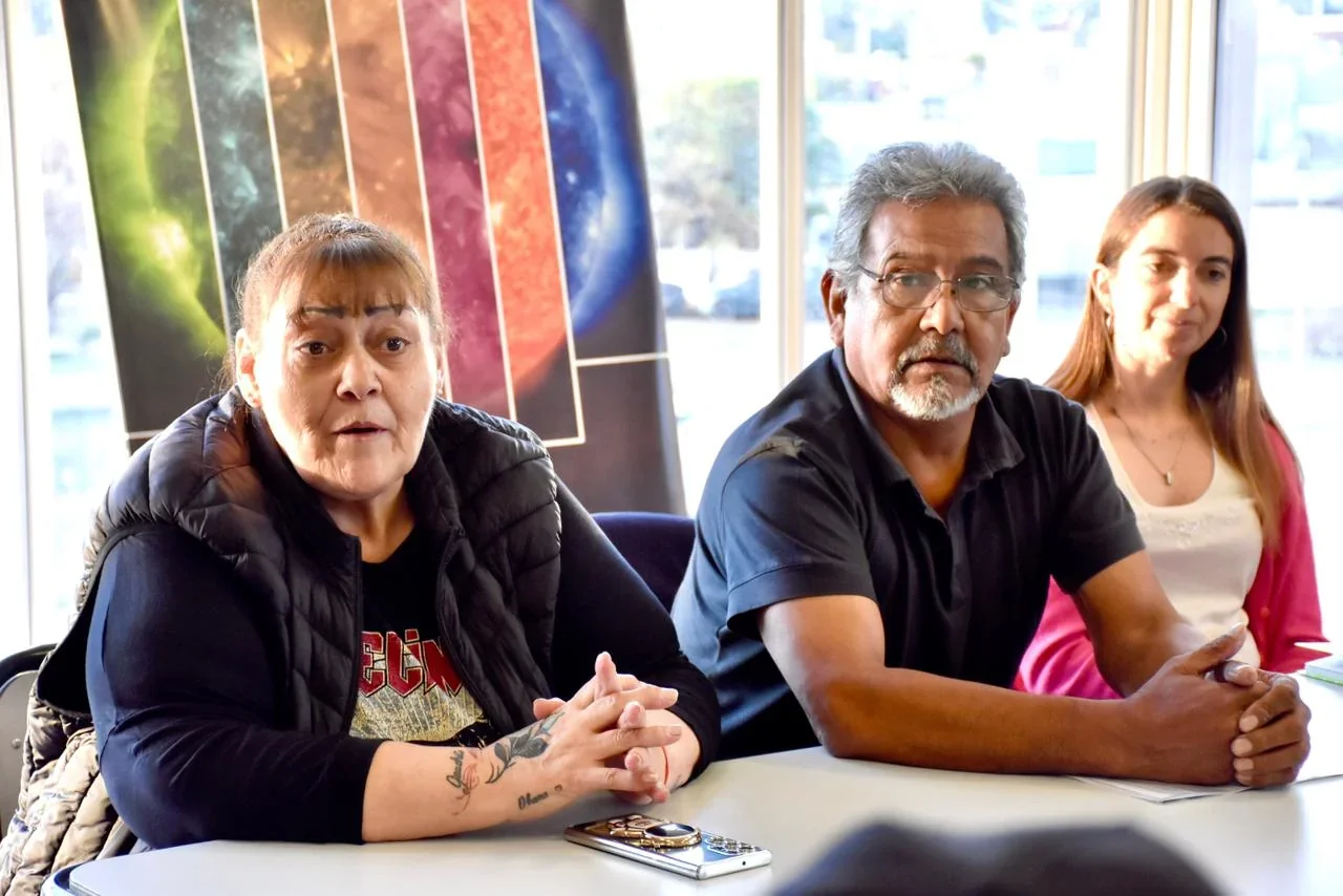 Vecinos del barrio La Laguna sentados en una mesa de trabajo durante la reunión en el Centro Astronómico de Trelew.