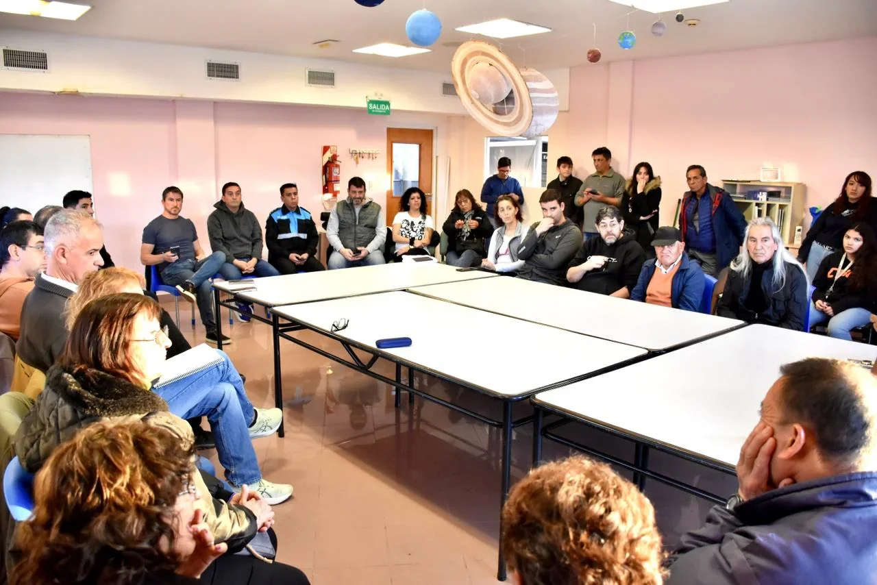 Reunión entre el intendente Gerardo Merino, funcionarios y vecinos del barrio La Laguna en el Centro Astronómico.