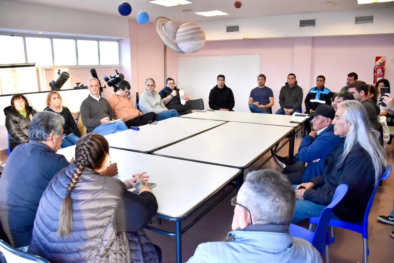 Reunión entre el intendente Gerardo Merino, funcionarios y vecinos del barrio La Laguna en el Centro Astronómico.