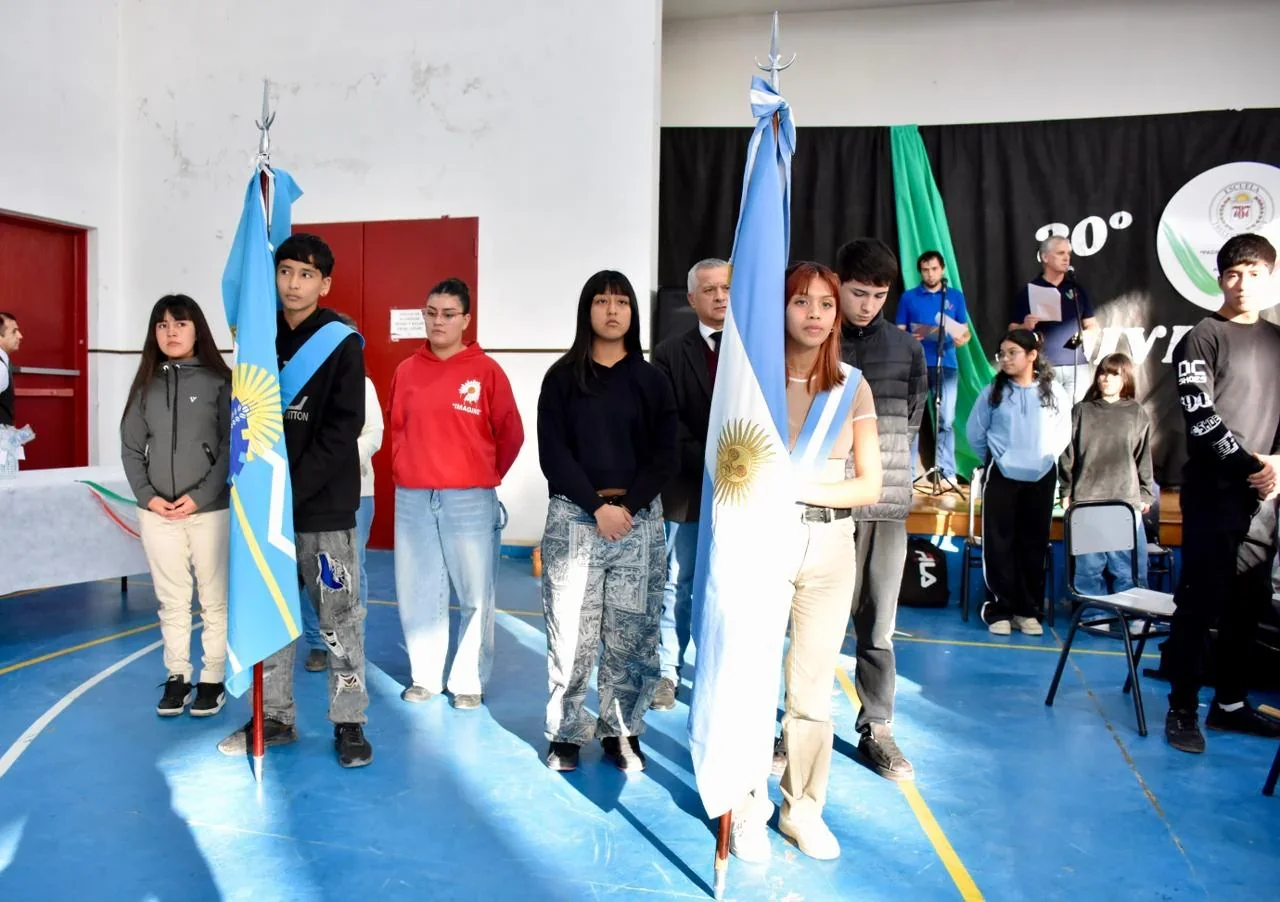 Estudiantes de la Escuela N.º 787 de Trelew portando banderas argentinas durante el acto por su 20.º aniversario.
