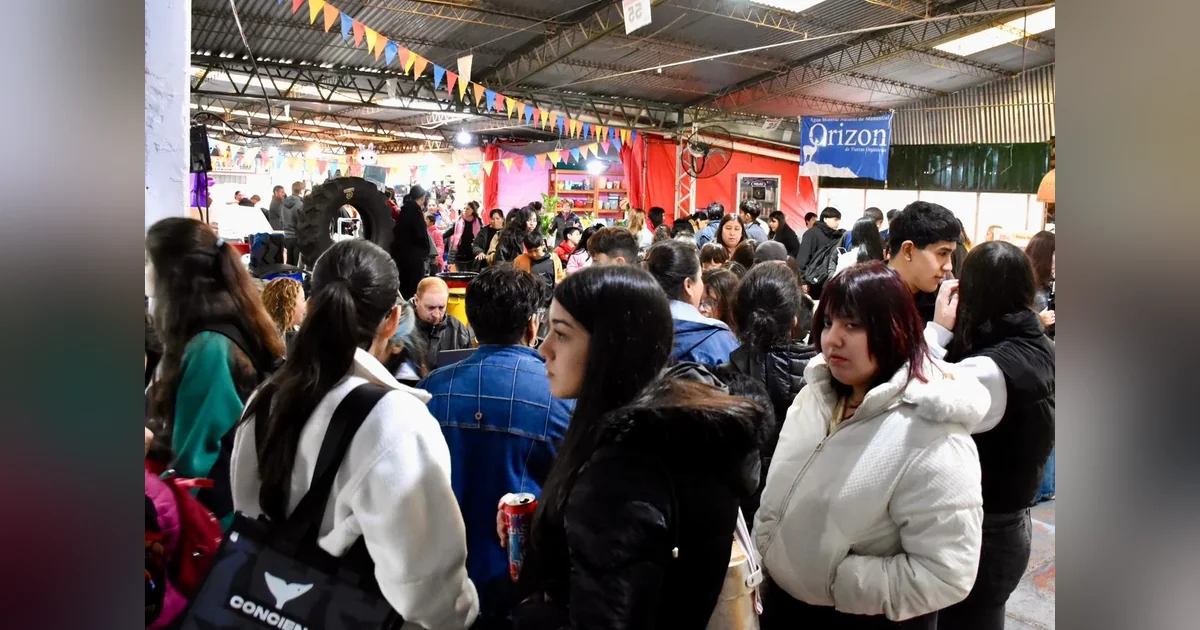 Trelew: Expo Ambiente cerró con récord de 2.000 estudiantes Estudiantes y asistentes recorren los stands de la Expo Ambiente en la Sociedad Rural de Trelew.