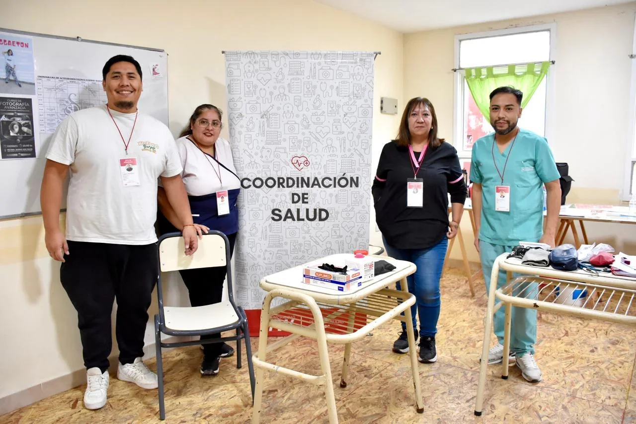 Equipo de salud municipal junto a un banner de la Coordinación de Salud en la jornada de vacunación del barrio San David.