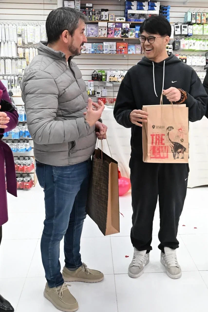 El intendente Gerardo Merino y Leo Lin conversan durante la inauguración de Lin’s Regalería en Trelew.