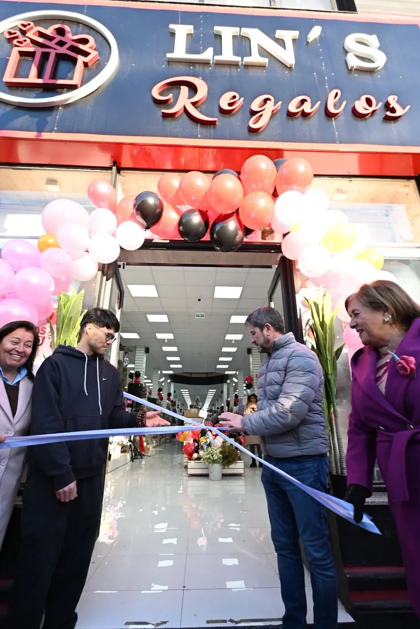 El intendente Gerardo Merino y la familia Lin cortan la cinta inaugural de Lin’s Regalería en la peatonal de Trelew.