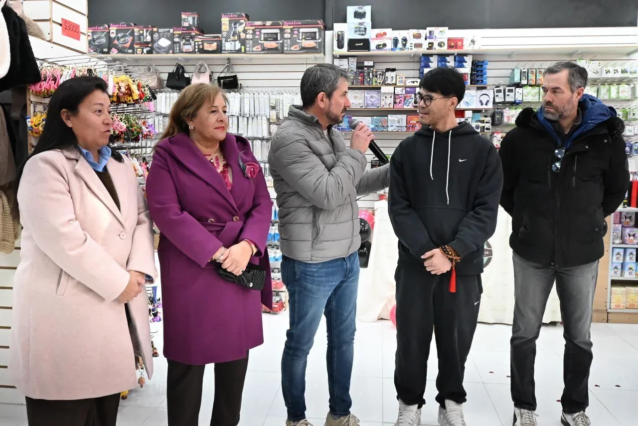 El intendente Gerardo Merino y la familia Lin durante la inauguración de Lin’s Regalería en Trelew.