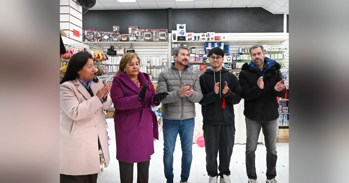 Trelew: Merino acompañó la apertura de Lin’s Regalería en la peatonal El intendente Gerardo Merino y la familia Lin aplauden en la inauguración de Lin’s Regalería en Trelew.