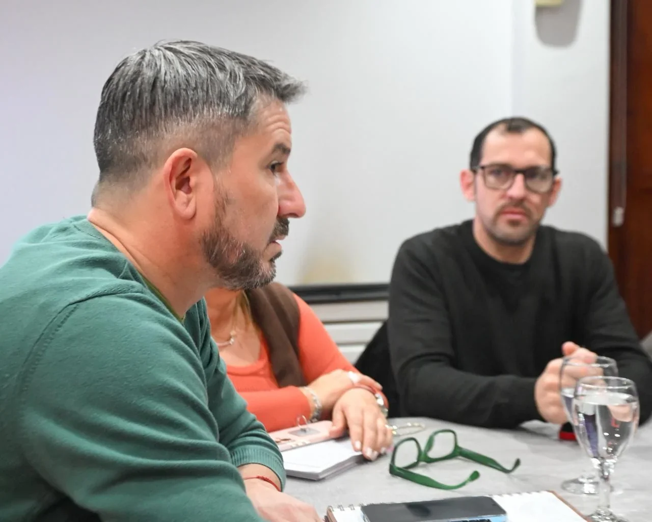 El intendente Gerardo Merino conversa con representantes sindicales y concejales en el Salón Histórico Municipal.