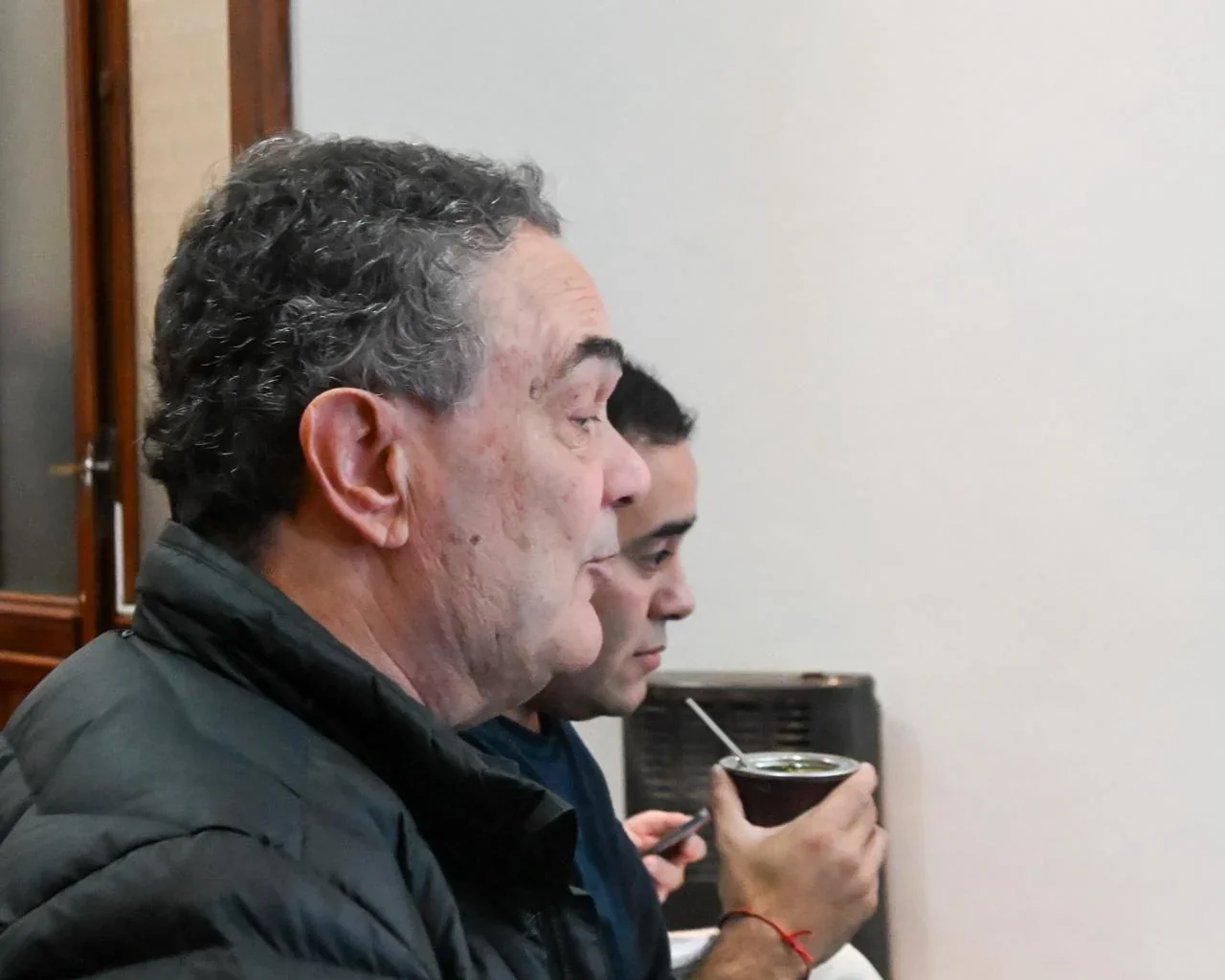 El intendente Gerardo Merino sostiene un mate durante la reunión con concejales y el gremio Luz y Fuerza en Trelew.