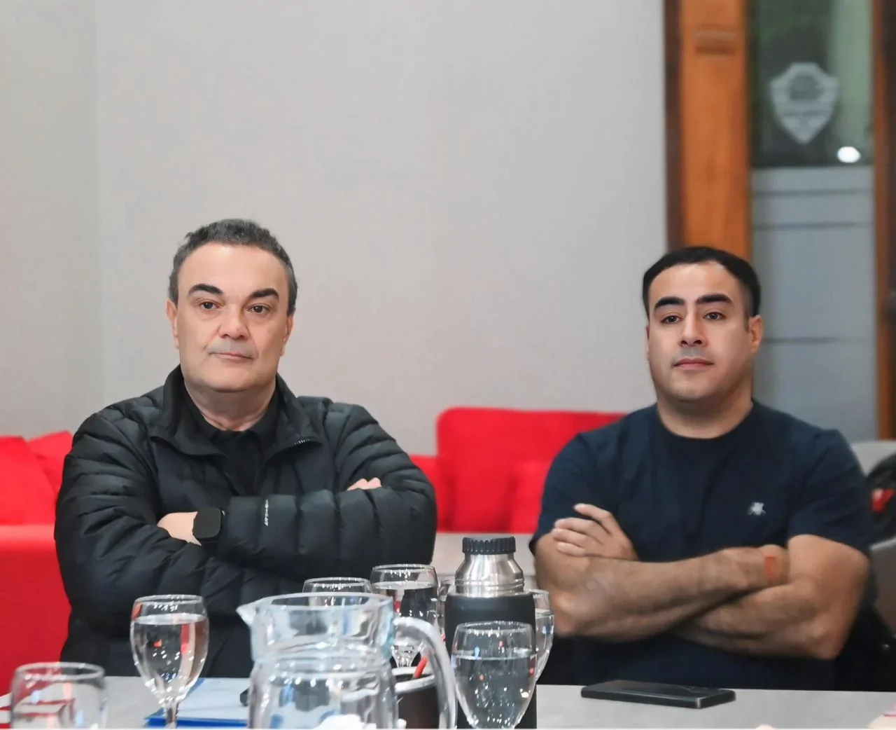 El intendente Gerardo Merino y un representante sindical sentados en una reunión en el Salón Histórico Municipal.