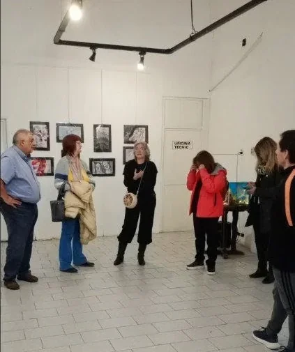 Personas visitan la muestra artística sobre biodiversidad marina de Gilda Sandiano en el Centro Cultural de Trelew.
