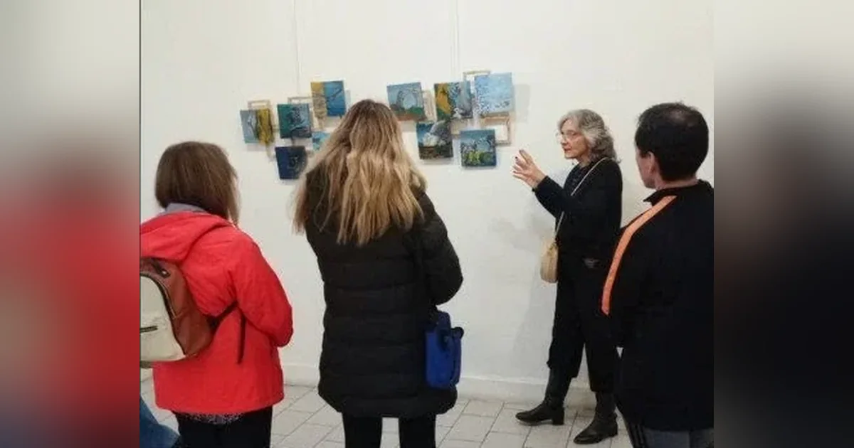 Trelew: Muestra artística sobre biodiversidad marina se inauguró en el Centro Cultural Personas observan las obras de la muestra sobre biodiversidad marina de Gilda Sandiano en el Centro Cultural de Trelew.