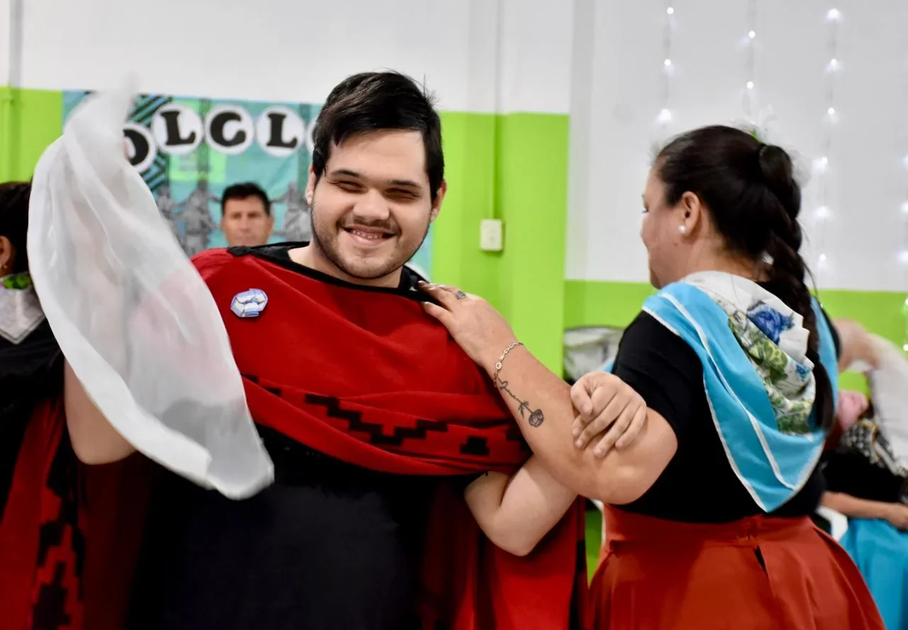 Personas con trajes típicos folclóricos celebrando el 44° aniversario del Centro de Rehabilitación Visual en Trelew.