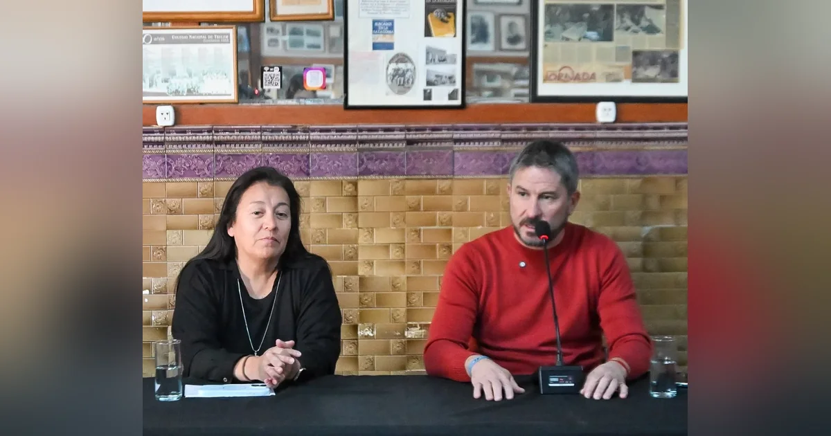 Trelew: Municipio lanza Pasaporte Turístico digital para el invierno El intendente Gerardo Merino y una funcionaria en la presentación del Pasaporte Turístico de Trelew en el Hotel Touring.
