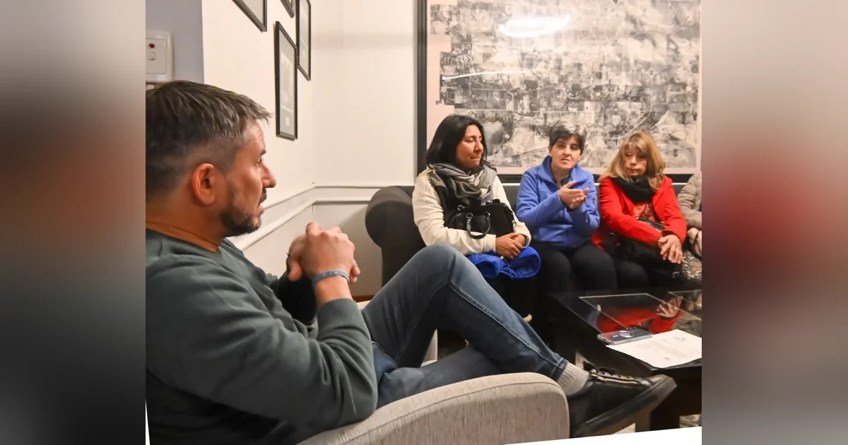 Trelew: Municipio recibe a AJURPE para fortalecer su gestión El intendente Gerardo Merino mantiene una reunión con representantes de AJURPE en una oficina municipal de Trelew.