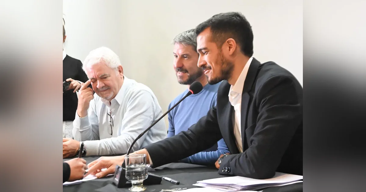 Trelew: Provincia y Municipio entregaron 20 títulos de propiedad El intendente Gerardo Merino firma títulos de propiedad junto a autoridades en un acto oficial en Trelew.