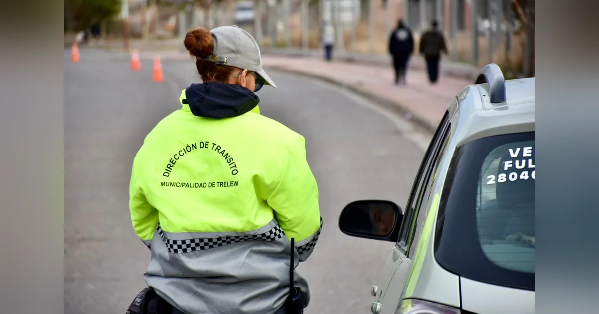 Trelew: refuerzan controles de tránsito en distintos puntos de la ciudad Agente de Tránsito de la Municipalidad de Trelew supervisando un vehículo durante un operativo de control vial.