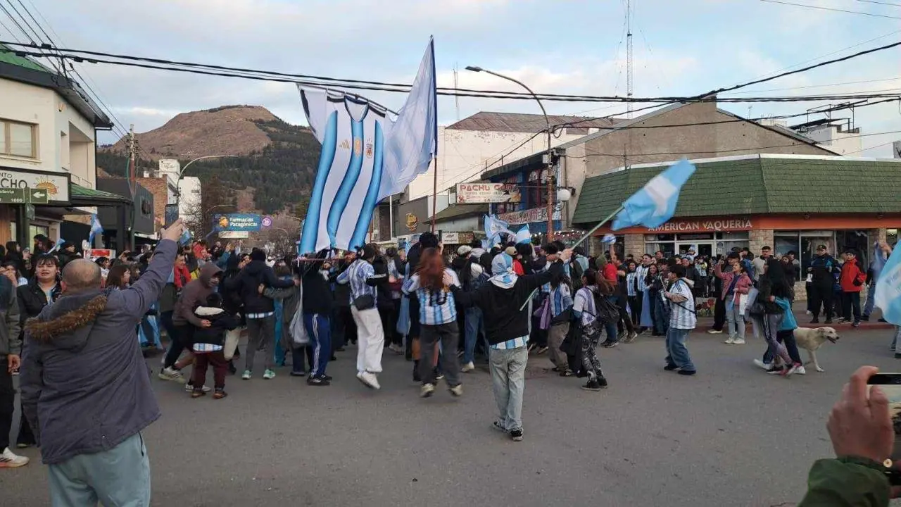 ¡Esquel celebra el pase a la final! Tras la victoria ante Inglaterra, la ciudad se llenó de banderas
