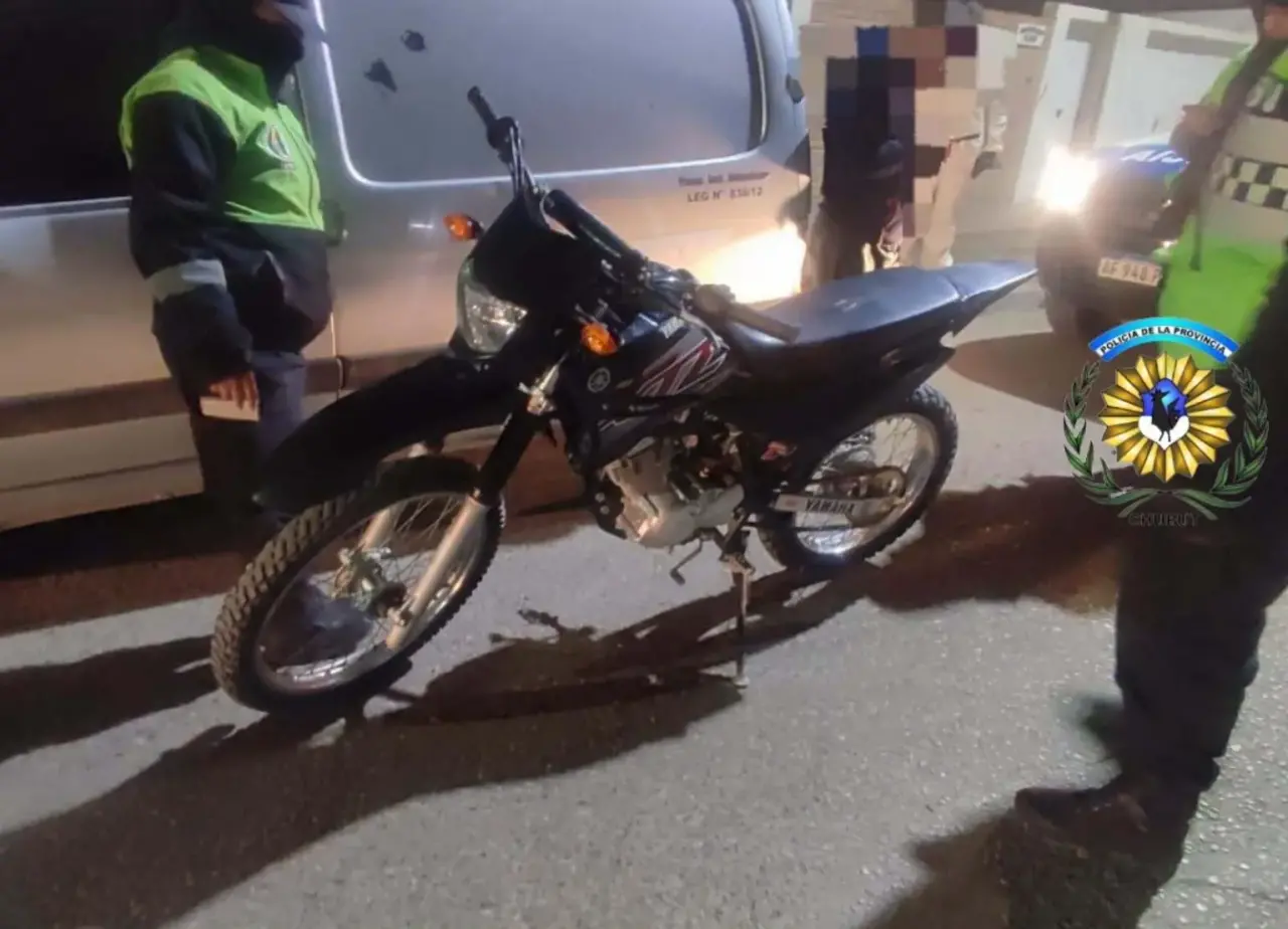 Detuvieron en Puerto Madryn a un joven que circulaba en una moto robada, sin patente y con alcohol en sangre