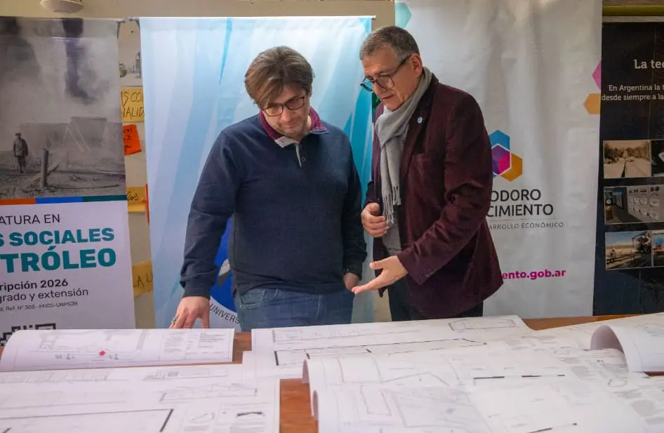 El Municipio fortalece la preservación del patrimonio histórico con la entrega de estanterías al Museo Nacional del Petróleo