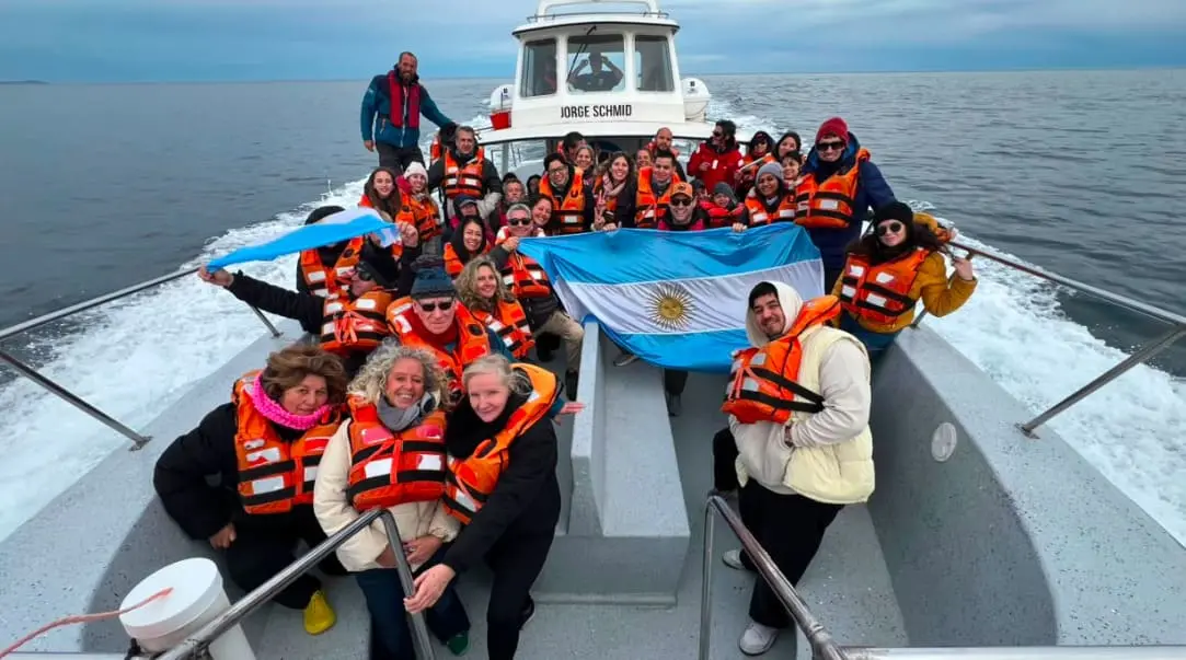 Emratur de Rawson participó de una capacitación sobre avistaje de ballenas para fortalecer la atención turística