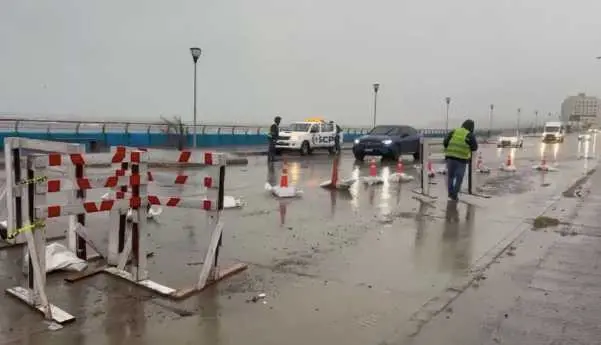 Restringen un tramo de la avenida Ducós en Comodoro Rivadavia por un hundimiento en el asfalto