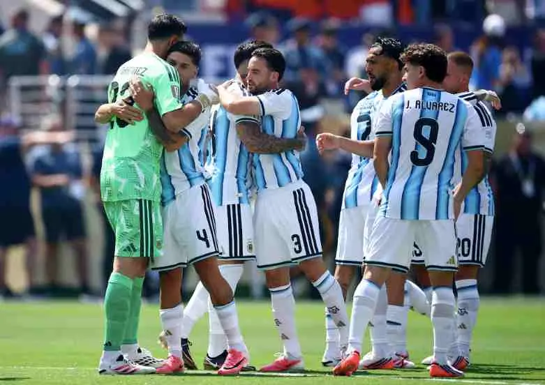 Revelaron la fuerte arenga del Dibu Martínez y Lionel Messi en el entretiempo de la final