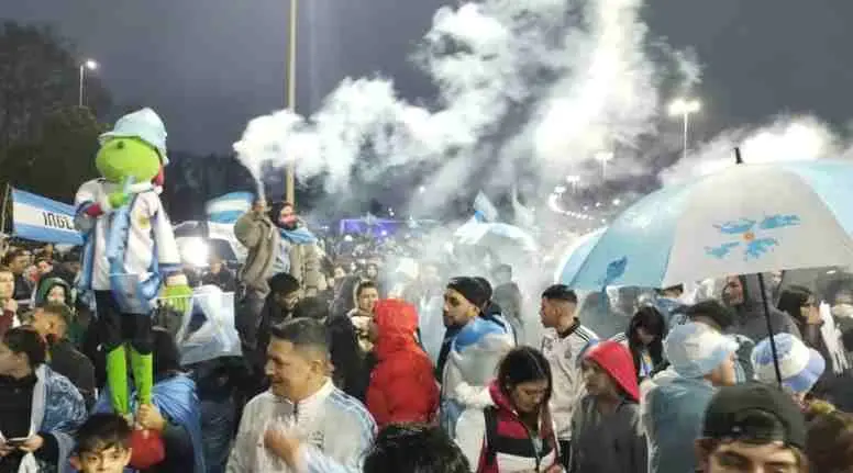 El micro de la Selección Argentina partió de Ezeiza hacia el predio de la AFA sin caravana