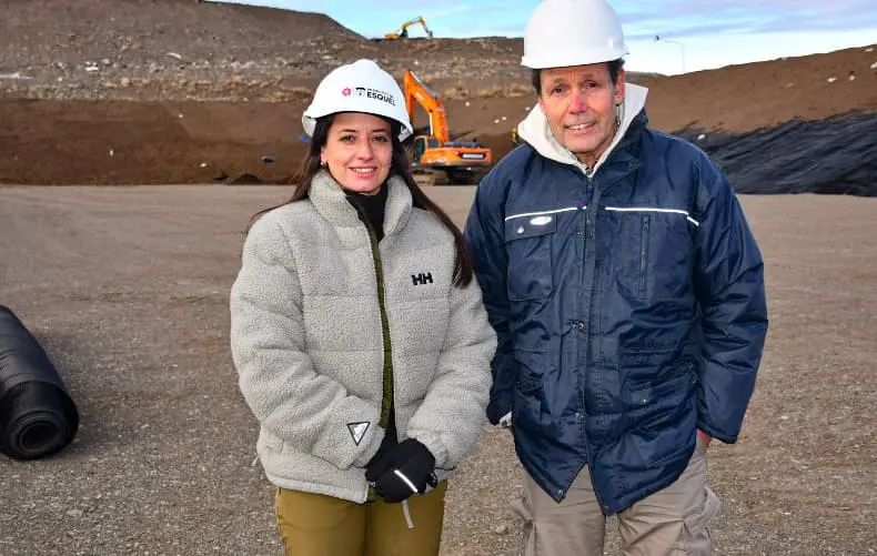 El municipio de Esquel avanza con el nuevo módulo del GIRSU: colocan la membrana protectora en la etapa final de la obra