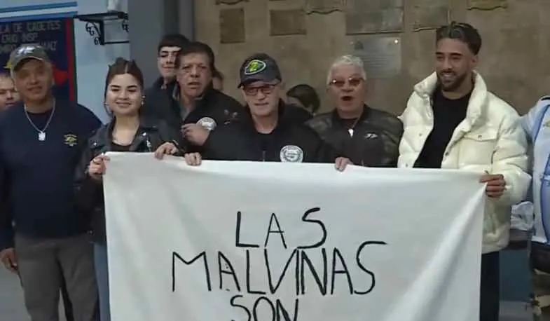 Nicolás González fue recibido por vecinos y veteranos de Malvinas en Escobar